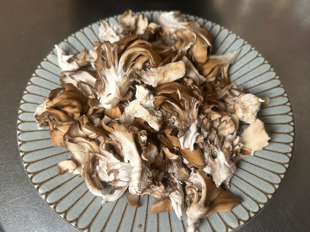 手でほぐしたまいたけ